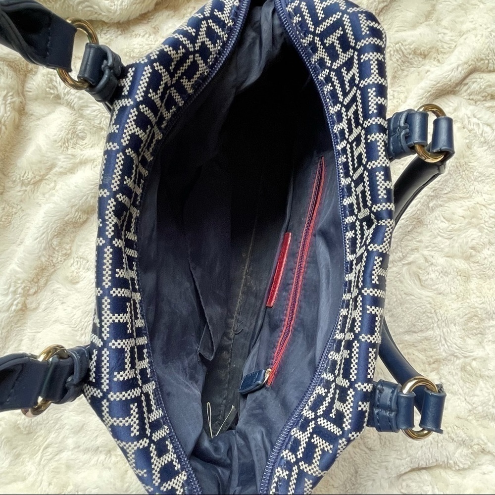 Tommy Hilfiger Signature Print Zipper Closure Bag - Picture 2 of 11